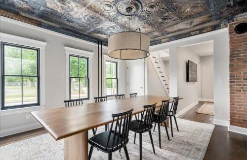 Saratoga Springs Maison | Charming Newly Renovated House Next Door to Track
