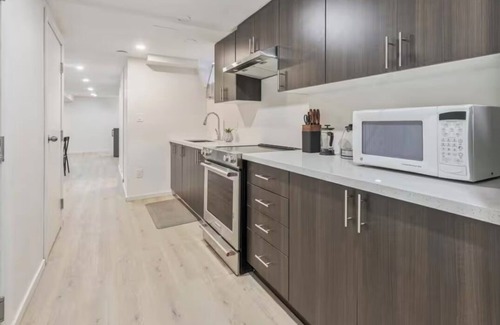 Hamilton Maison | Charming Newly Reno'd 2-bedroom lower level bungalow in Hamilton with AC