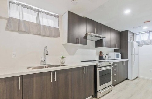 Hamilton Maison | Charming Newly Reno'd 2-bedroom lower level bungalow in Hamilton with AC
