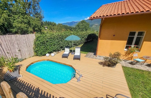 Camporgiano Villa | Charmant cottage, récemment rénové, belle vue, propre piscine, à pied de bar / boutique. WIFI!