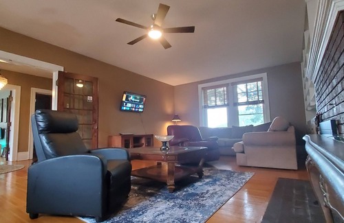 Oswego Maison | Charming Oasis in the Heart of Oswego!! Your Home Away from Home 🏡✨!!