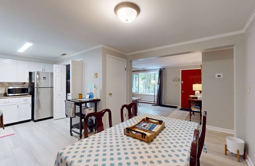 Ocean Pines Maison | Charming Ocean Pines home w/private deck, full kitchen, washer/dryer, AC & WiFi