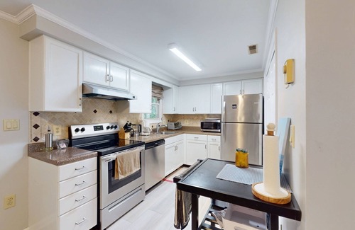 Ocean Pines Maison | Charming Ocean Pines home w/private deck, full kitchen, washer/dryer, AC & WiFi