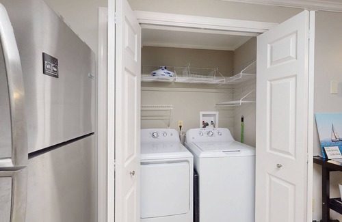 Ocean Pines Maison | Charming Ocean Pines home w/private deck, full kitchen, washer/dryer, AC & WiFi