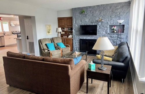 Broomall Maison | Charming one-level retreat near Philly with private yard, kid/pet friendly