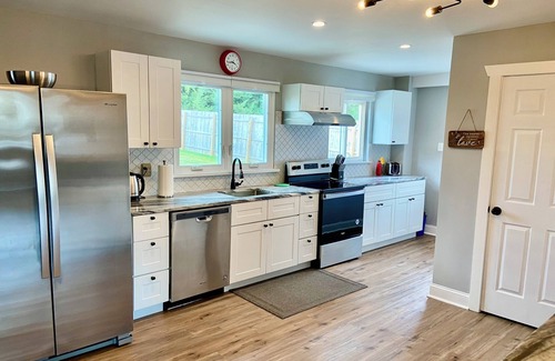 Broomall Maison | Charming one-level retreat near Philly with private yard, kid/pet friendly