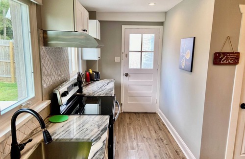 Broomall Maison | Charming one-level retreat near Philly with private yard, kid/pet friendly
