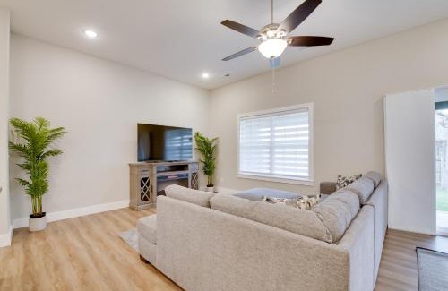 Ozark Maison | Charming Ozark Abode with Yard and Pool Access