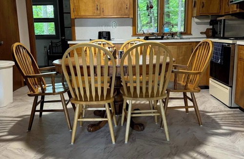 Raymond Maison | Charming pet-friendly Maine camp in a peaceful cove on Little Sebago.