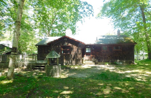 Raymond Maison | Charming pet-friendly Maine camp in a peaceful cove on Little Sebago.