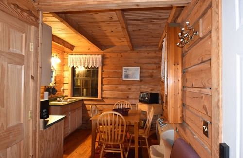 Woodbine Cabine | Charming pondside cabin with semi-private 2-bedrooms 5 minutes from Laurel Lake