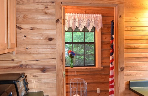 Woodbine Cabine | Charming pondside cabin with semi-private 2-bedrooms 5 minutes from Laurel Lake