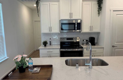 Lincoln Park Maison | Charming PRIVATE 1-bedroom guest house in lovely Little Elm with AC