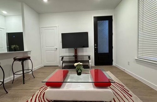 Lincoln Park Maison | Charming PRIVATE 1-bedroom guest house in lovely Little Elm with AC
