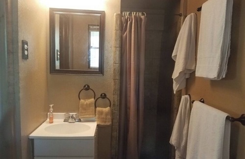 Dallas Lit Et Petit-Déjeuner | Charming Private 1-Bedroom in Main House with WiFi and AC in serene Dallas, Tx