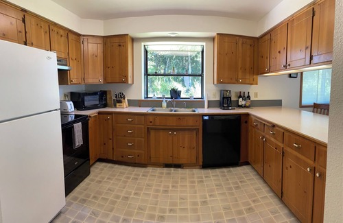 Randle Cabine | Charming private 3-bedroom cabin with WiFi, AC and Hot Tub in quaint Randle.