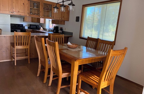Randle Cabine | Charming private 3-bedroom cabin with WiFi, AC and Hot Tub in quaint Randle.