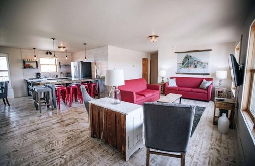 Sand Creek Maison | Charming & Private 5 BR Country Getaway