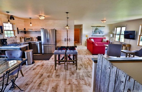 Sand Creek Maison | Charming & Private 5 BR Country Getaway