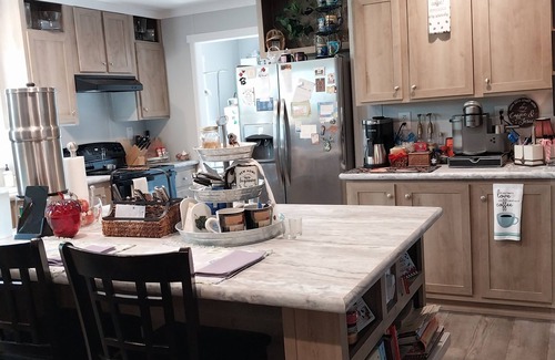 Abilene Maison | Charming Private Bed/Bath in tranquil North Abilene. Females only, please.
