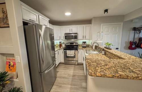 Clairemont Copropriété | Charming & Private Corner Condo- With Sunny Patio