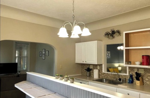 Wyandotte Appartement | Charming, Private Patio, Minutes to Detroit River