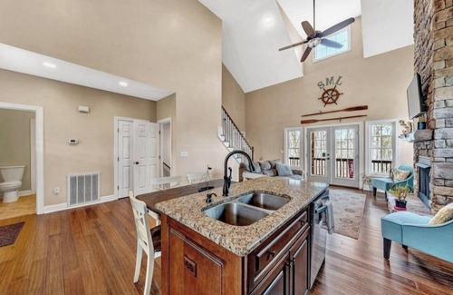 Wirtz Maison | Charming Private Yet Convenient Lake Front 4-bedroom house in Wirtz