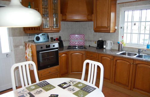 Charneca Villa | Charmante villa avec 3 chambres,WLAN,chauffage central et vue sur la mer