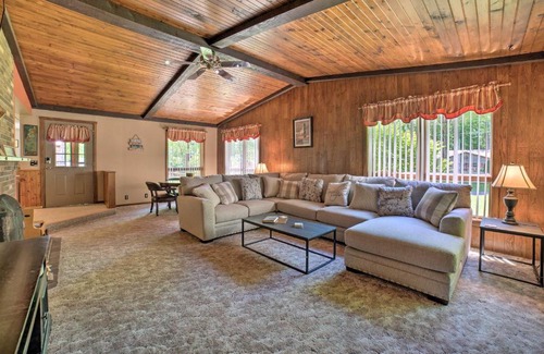 Westford Maison | Charming Pymatuning Lake House Near Park and Beach