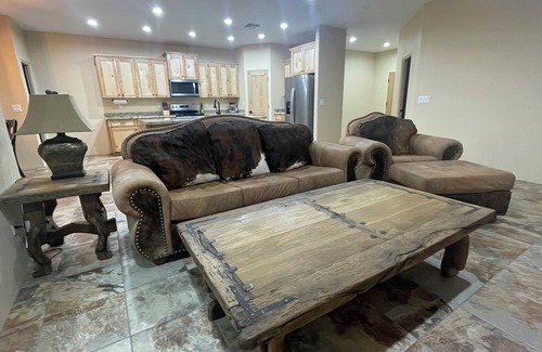 San Tan Valley Maison | Charming Queen Creeks R6 Ranch 4-bedroom house with WiFi and AC.