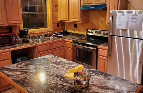 Winona Cabine | Charming ranch style log cabin with AC in scenic Winona