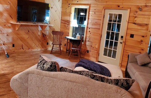 Winona Cabine | Charming ranch style log cabin with AC in scenic Winona