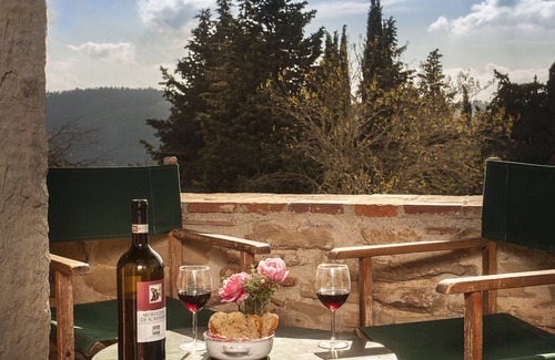 Scheggia Appartement | Loggia, charmant appartement rénové 3bd / 2bt en Toscane avec piscine partagée