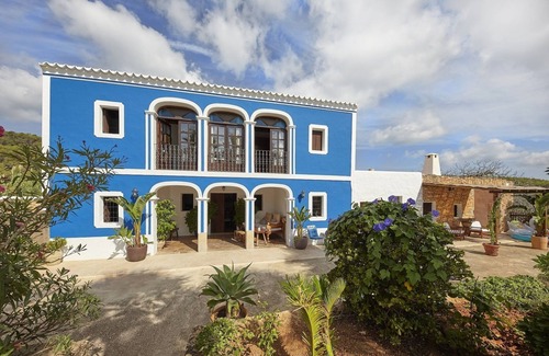 Sant Joan de Labritja Villa | Charmante Villa rénovée dans vaste finca avec plus de 90000 m2 de terrain.