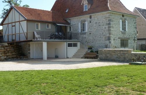 Mayrinhac-Lentour Maison | Chaleureuse maison en pierre rénovée à la campagne avec piscine couverte