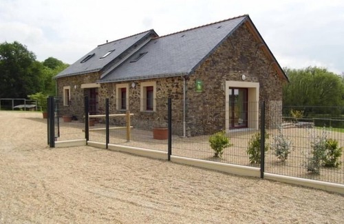 Nort-sur-Erdre Cottage | Gîte familial au calme avec étang privé, proche Nantes, jardin, activités, et accès PMR