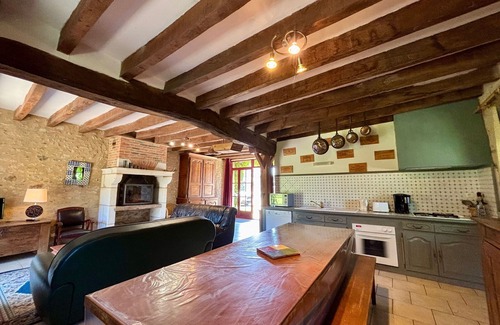Migne Cottage | Charmante étable rénovée avec piscine et parking dans la Brenne