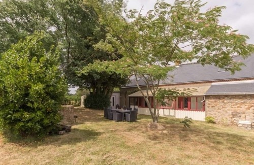 Donges Cottage | Voici un titre accrocheur et concis pour l'annonce : **"Charmante longère bretonne avec grand jardin privatif, proche plages et sites touristiques"**
