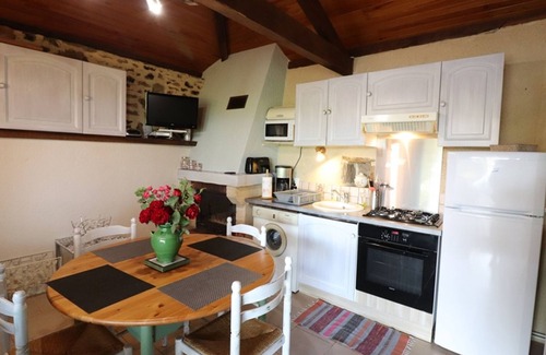 Maurs Cottage | Charmante maison de caractère, entre Cantal et Lot, 4 pers, terrasse couverte, cheminée, animaux OK