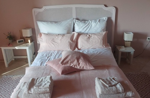 Lacour Lit Et Petit-Déjeuner | Charming renovated farmhouse with large pool