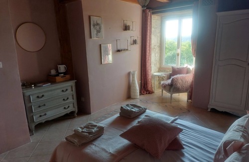 Lacour Lit Et Petit-Déjeuner | Charming renovated farmhouse with large pool