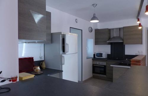 Poezat Cottage | Maison rénovée avec cour privée, proche de Gannat, 3 chambres, animaux acceptés, équipements modernes.