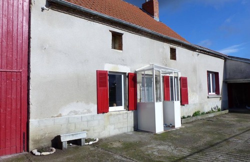 Poezat Cottage | Maison rénovée avec cour privée, proche de Gannat, 3 chambres, animaux acceptés, équipements modernes.