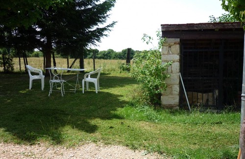 Ebreuil Cottage | Maison de ferme rénovée en pierre avec jardin, cheminée, WIFI, équipements bébé, animaux acceptés