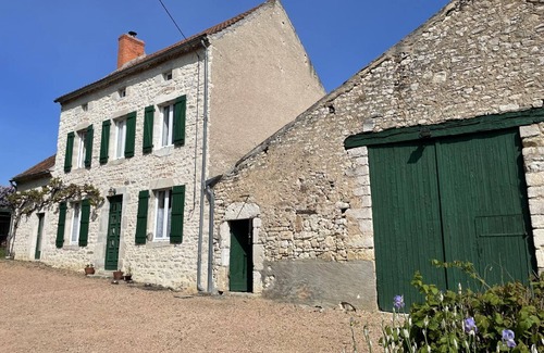 Ebreuil Cottage | Maison de ferme rénovée en pierre avec jardin, cheminée, WIFI, équipements bébé, animaux acceptés