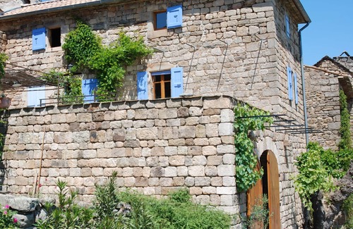 Faugeres Cottage | Location de charme (wifi) maison en pierres avec terrasse et vue magnifique