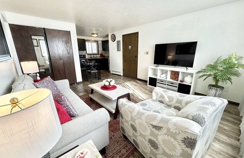 Marion Appartement | Charming Retreat in Marion, Iowa! 🏡✨