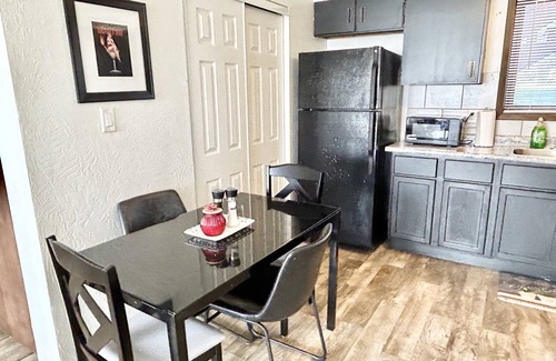 Marion Appartement | Charming Retreat in Marion, Iowa! 🏡✨