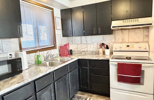 Marion Appartement | Charming Retreat in Marion, Iowa! 🏡✨