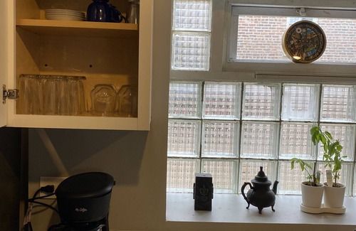 Lower West Side Appartement | Charming retreat w/fireplace